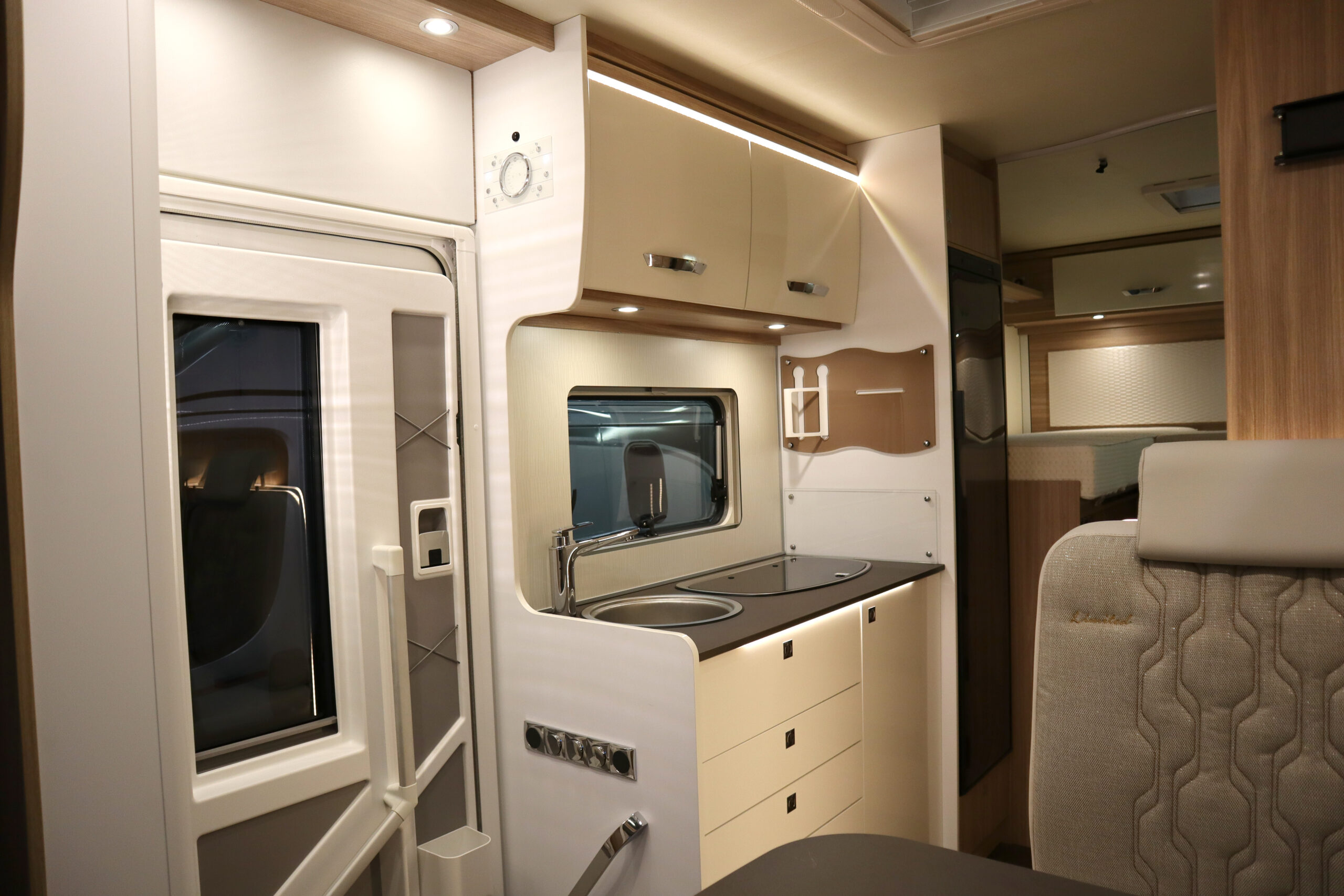 Vadstena Husbil Burstner 690 Limited (int7)